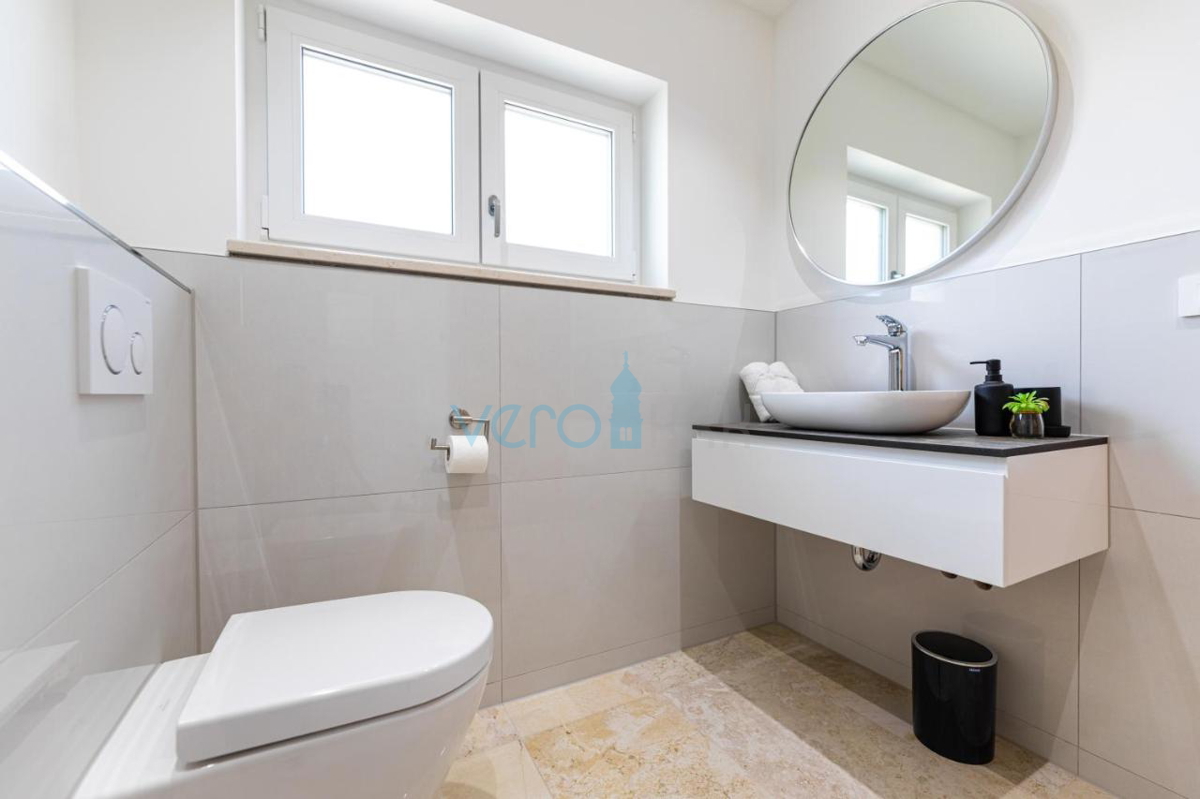 Città di Krk, villa mediterranea con piscina in una posizione privilegiata, in vendita