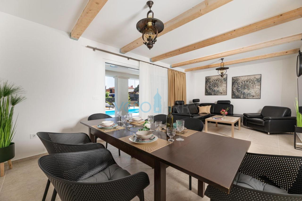 Città di Krk, villa mediterranea con piscina in una posizione privilegiata, in vendita