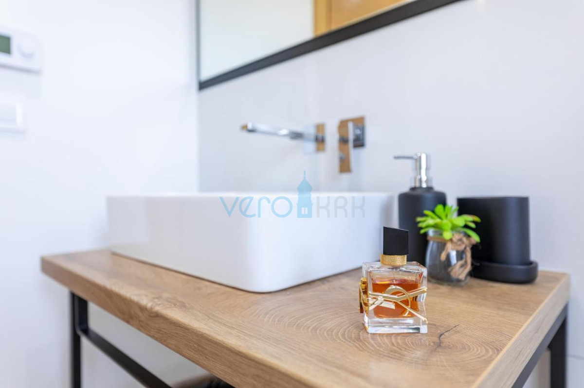 Città di Krk, villa mediterranea con piscina in una posizione privilegiata, in vendita