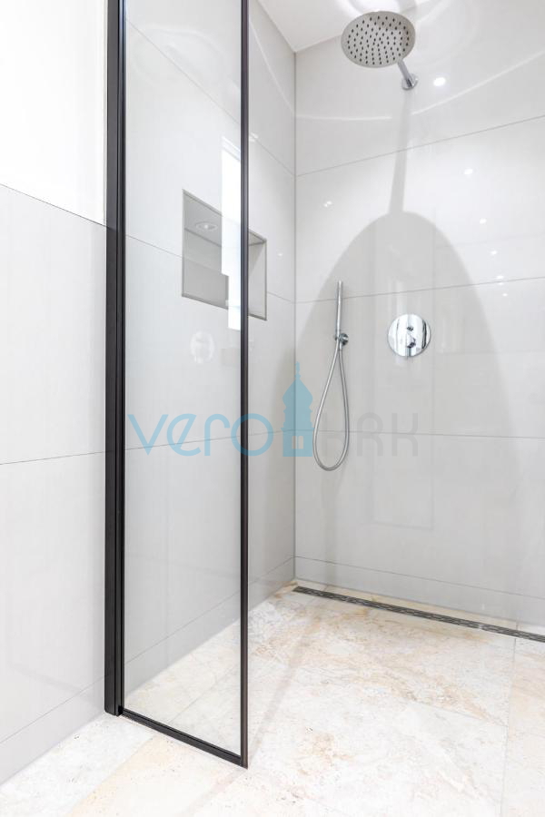 Città di Krk, villa mediterranea con piscina in una posizione privilegiata, in vendita