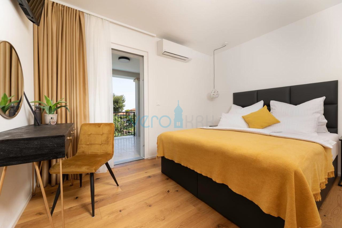 Città di Krk, villa mediterranea con piscina in una posizione privilegiata, in vendita