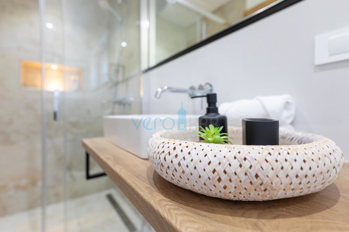 Città di Krk, villa mediterranea con piscina in una posizione privilegiata, in vendita