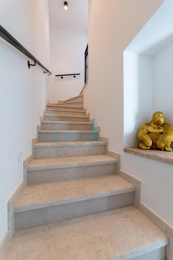 Città di Krk, villa mediterranea con piscina in una posizione privilegiata, in vendita