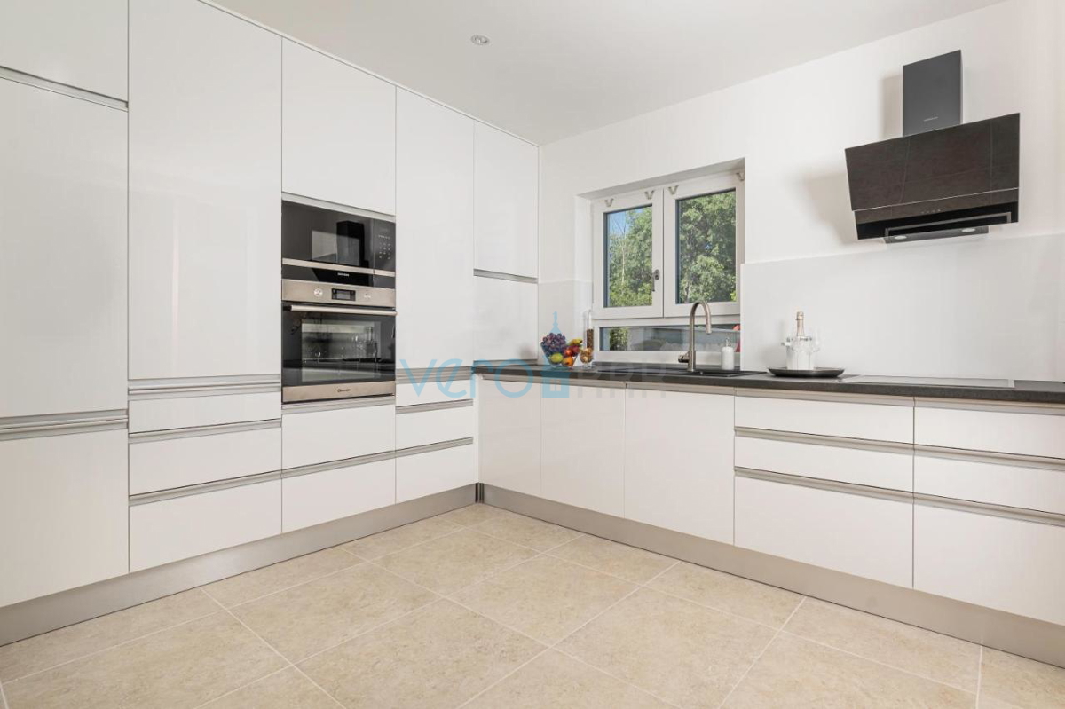 Città di Krk, villa mediterranea con piscina in una posizione privilegiata, in vendita