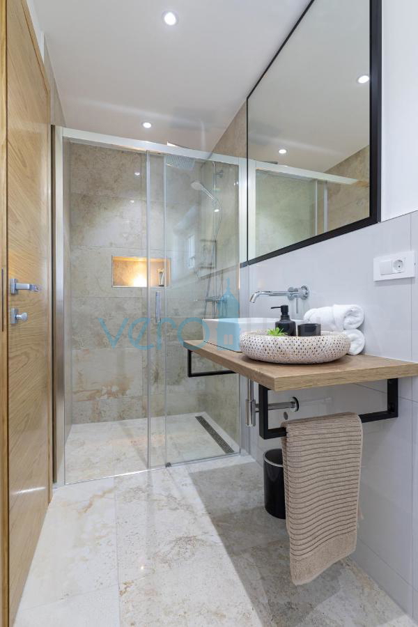 Città di Krk, villa mediterranea con piscina in una posizione privilegiata, in vendita