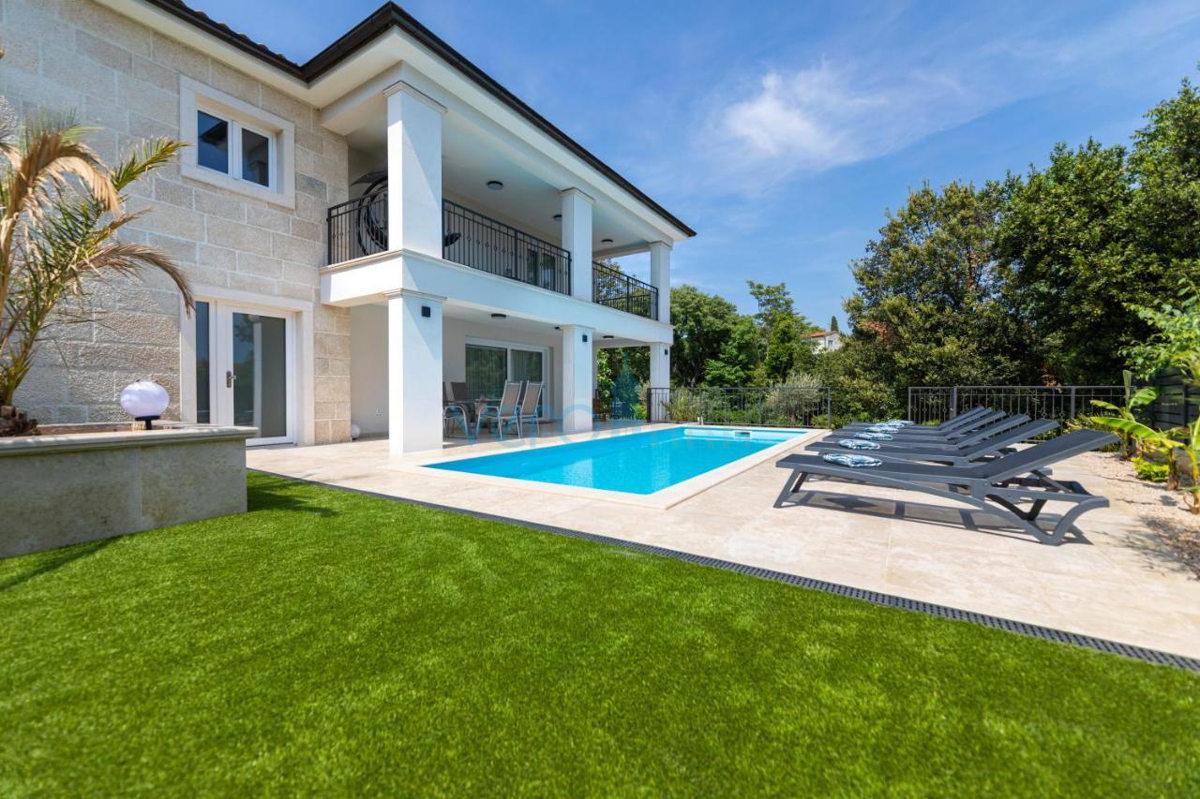 Città di Krk, villa mediterranea con piscina in una posizione privilegiata, in vendita