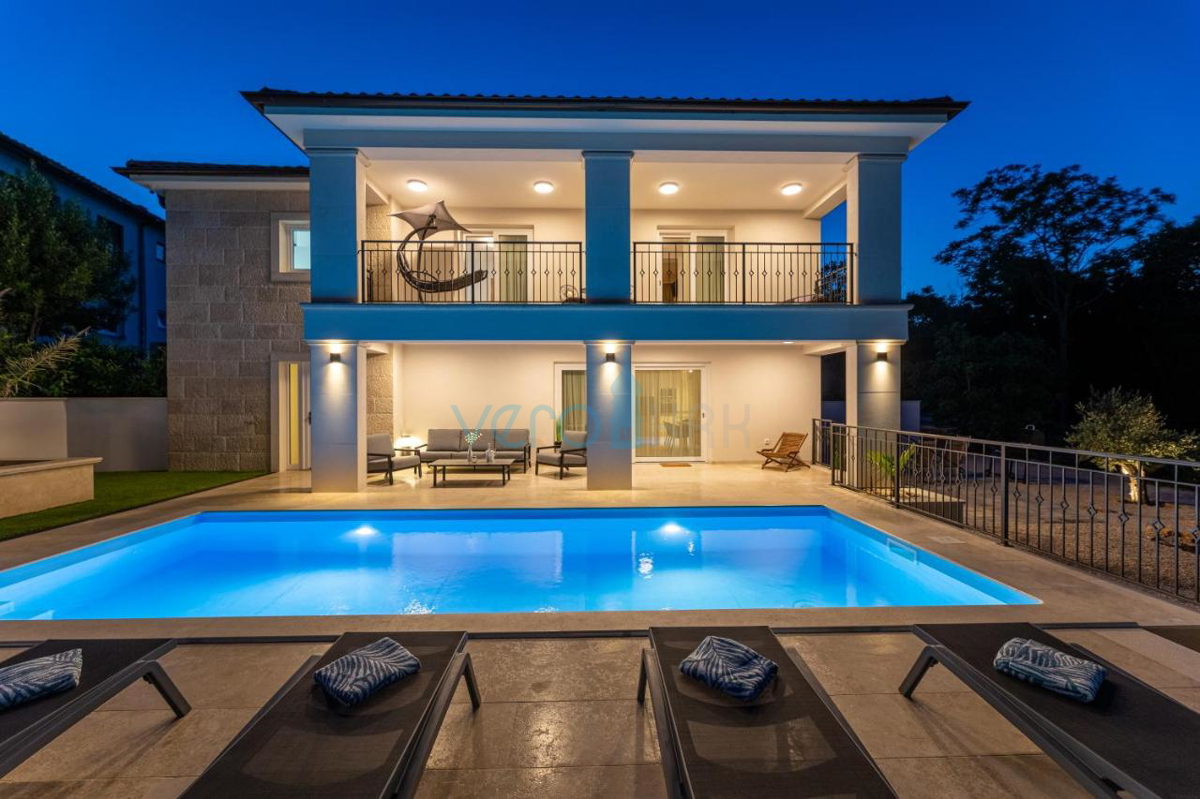 Città di Krk, villa mediterranea con piscina in una posizione privilegiata, in vendita