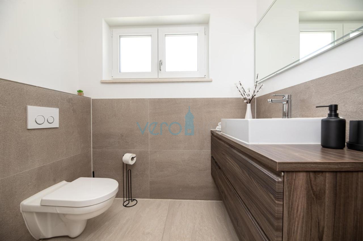 Città di Krk, villa mediterranea con piscina in una posizione privilegiata, in vendita