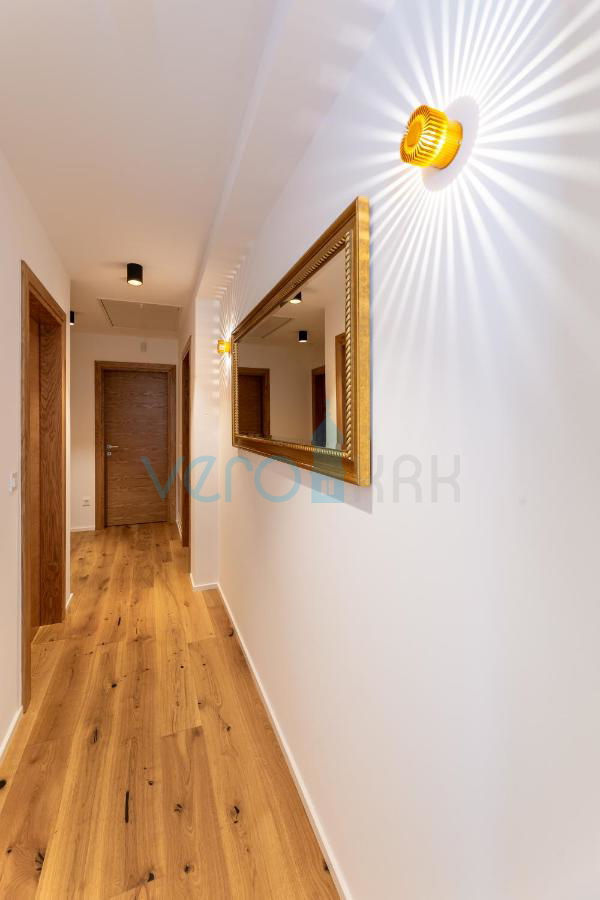 Città di Krk, villa mediterranea con piscina in una posizione privilegiata, in vendita