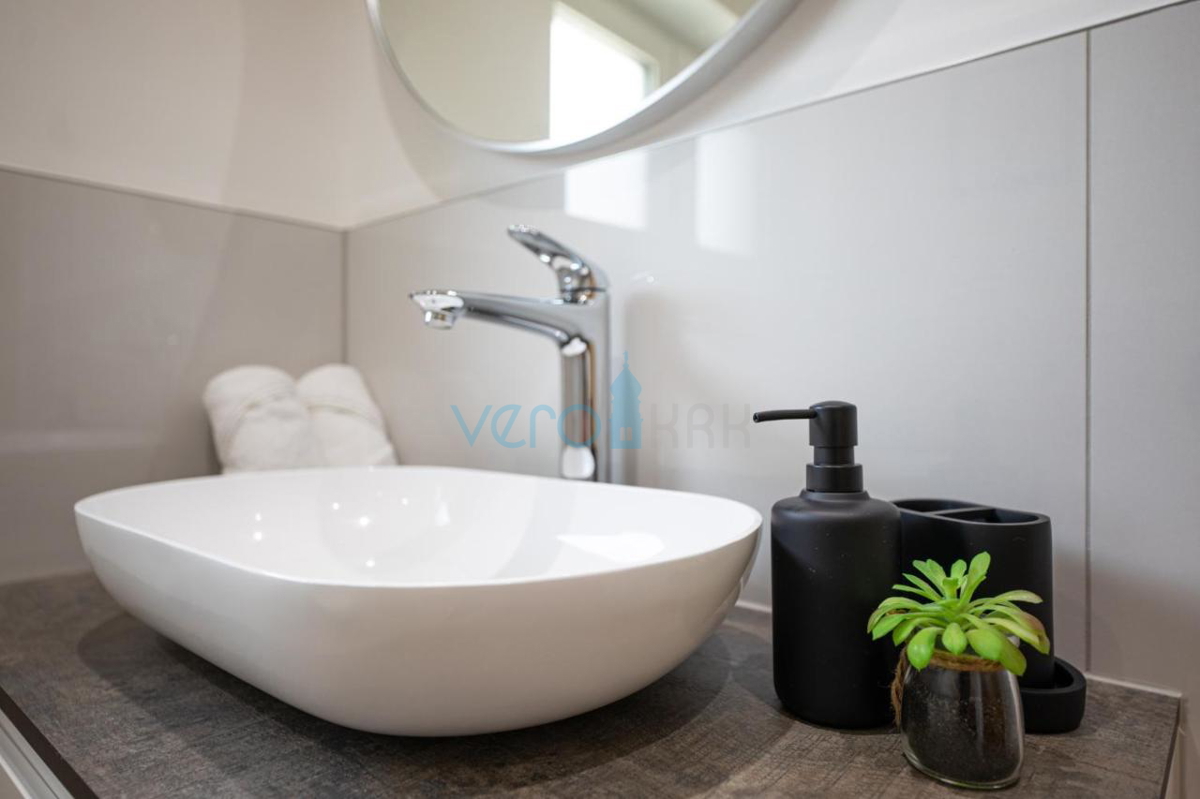 Città di Krk, villa mediterranea con piscina in una posizione privilegiata, in vendita