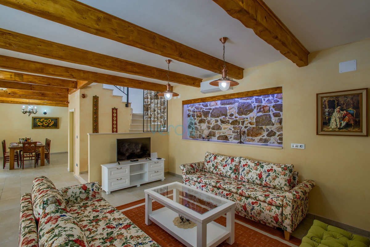 Isola di Krk, Vrbnik, zona più ampia - casa indipendente con piscina, giardino 700m2 in vendita