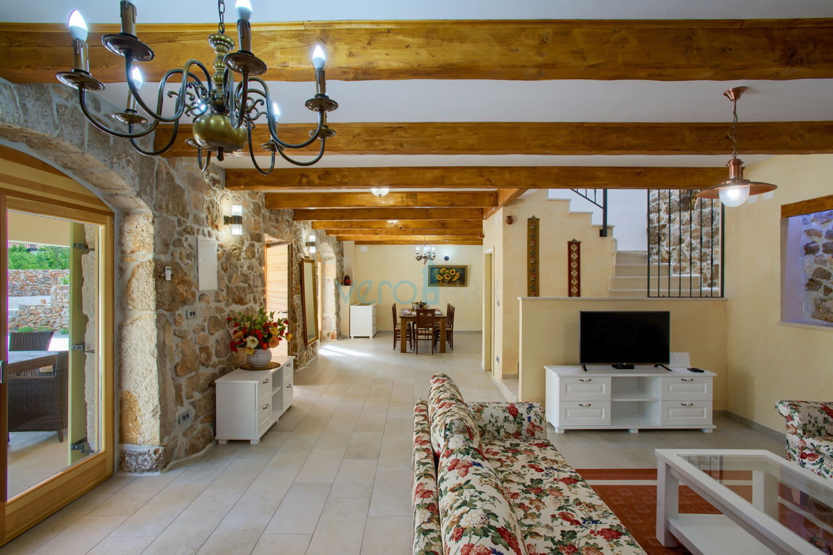 Isola di Krk, Vrbnik, zona più ampia - casa indipendente con piscina, giardino 700m2 in vendita