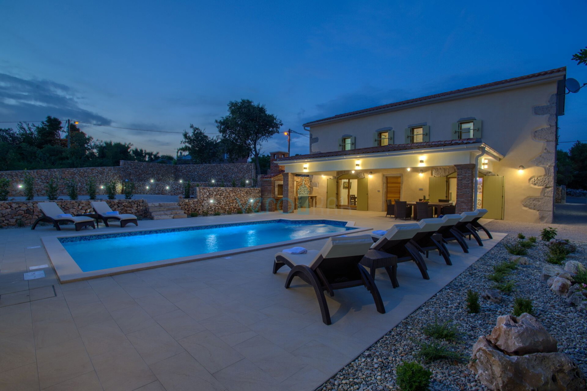 Isola di Krk, Vrbnik, zona più ampia - casa indipendente con piscina, giardino 700m2 in vendita