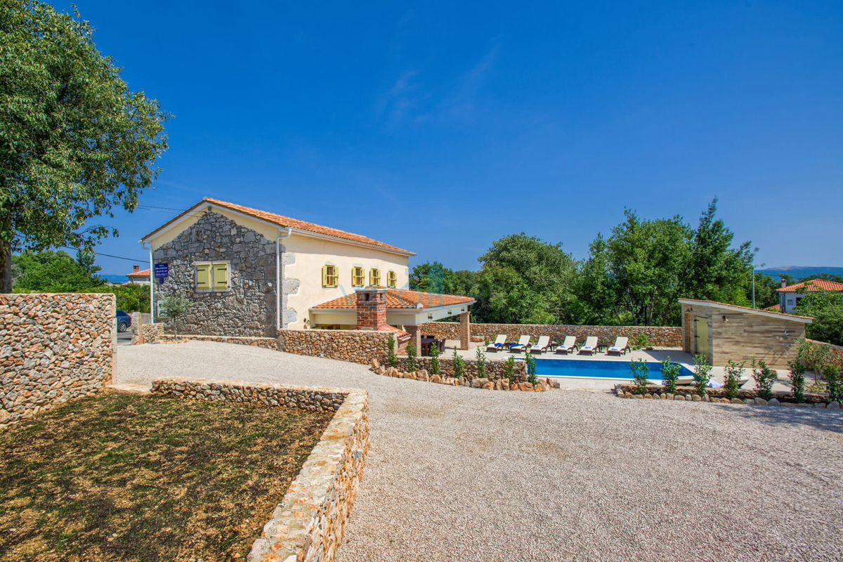 Isola di Krk, Vrbnik, zona più ampia - casa indipendente con piscina, giardino 700m2 in vendita