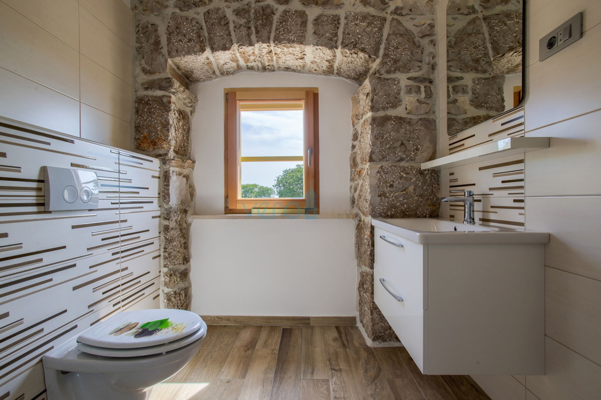 Isola di Krk, Vrbnik, zona più ampia - casa indipendente con piscina, giardino 700m2 in vendita