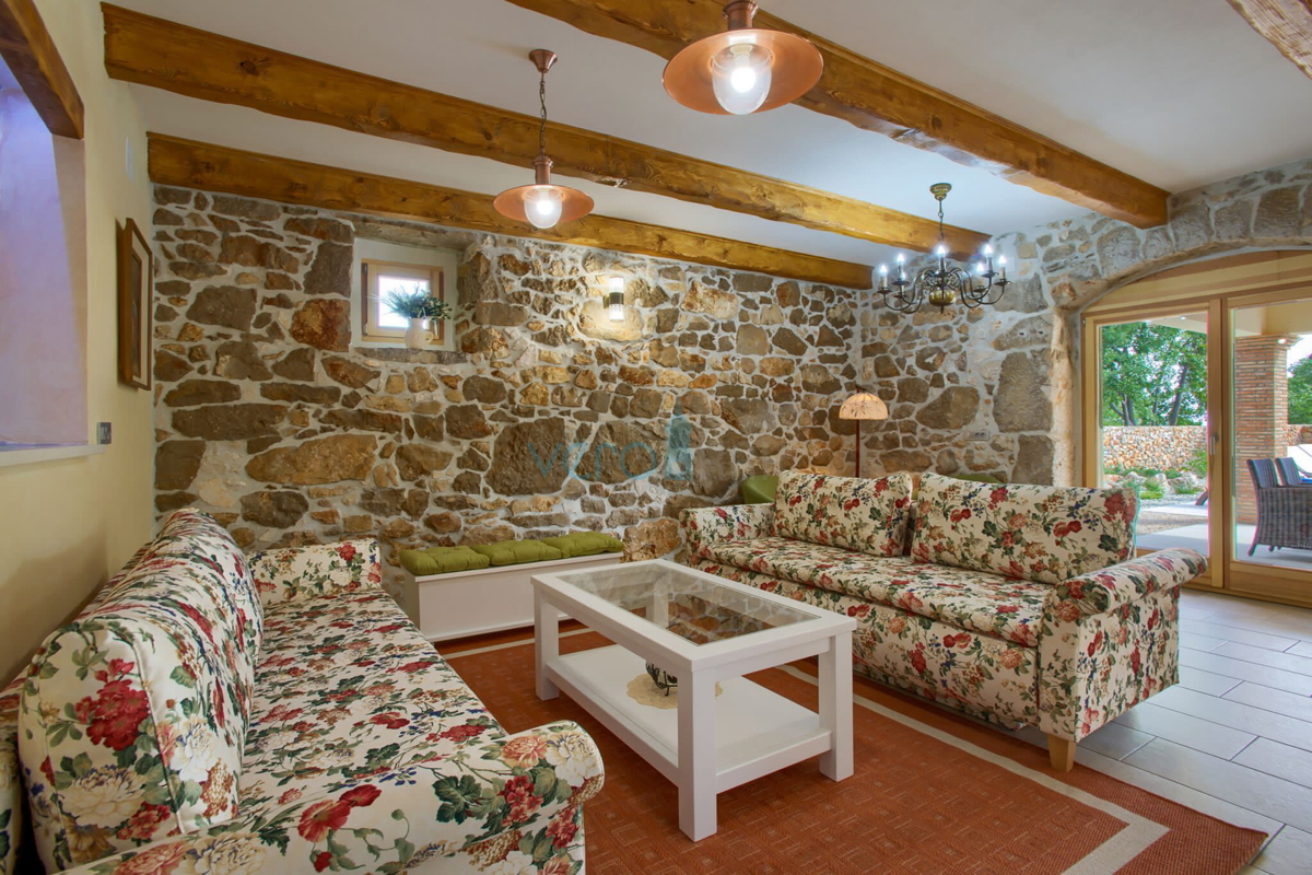 Isola di Krk, Vrbnik, zona più ampia - casa indipendente con piscina, giardino 700m2 in vendita