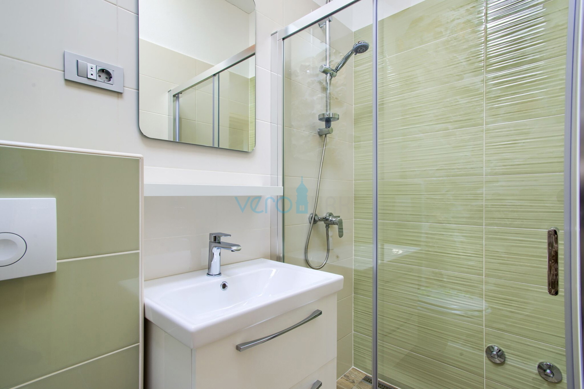 Isola di Krk, Vrbnik, zona più ampia - casa indipendente con piscina, giardino 700m2 in vendita