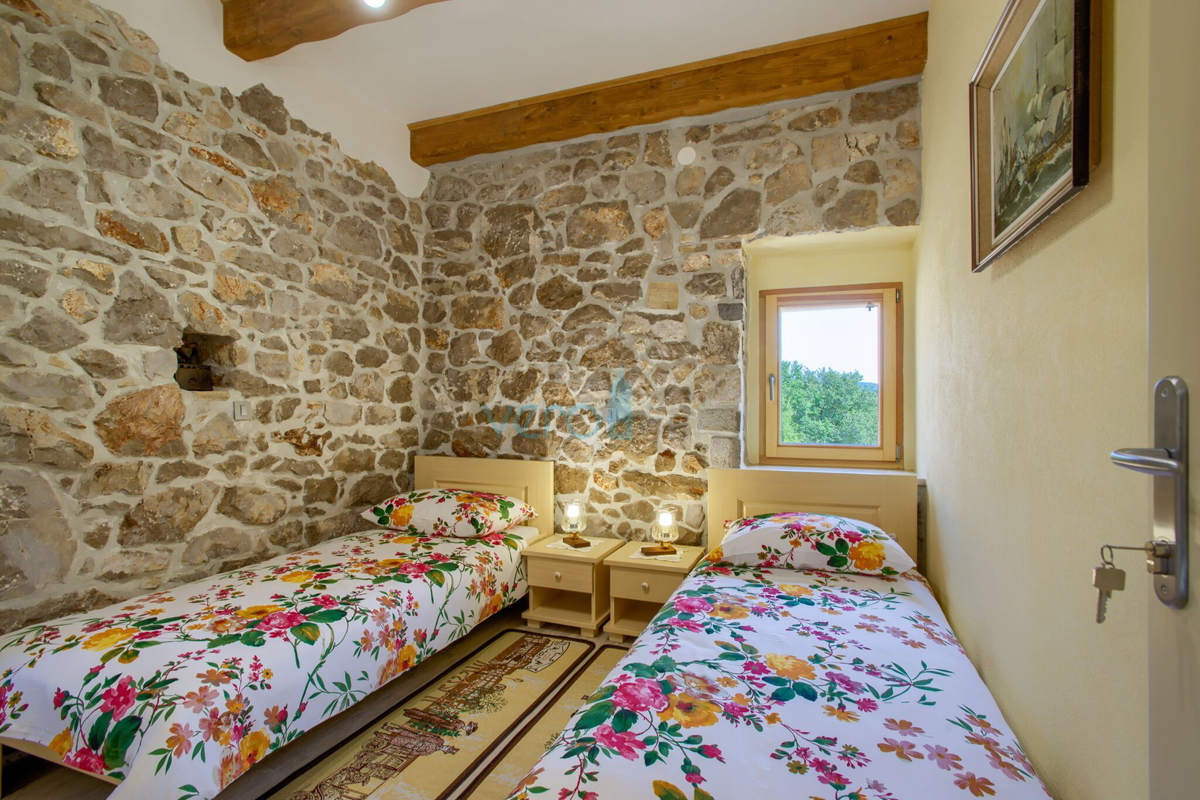 Isola di Krk, Vrbnik, zona più ampia - casa indipendente con piscina, giardino 700m2 in vendita