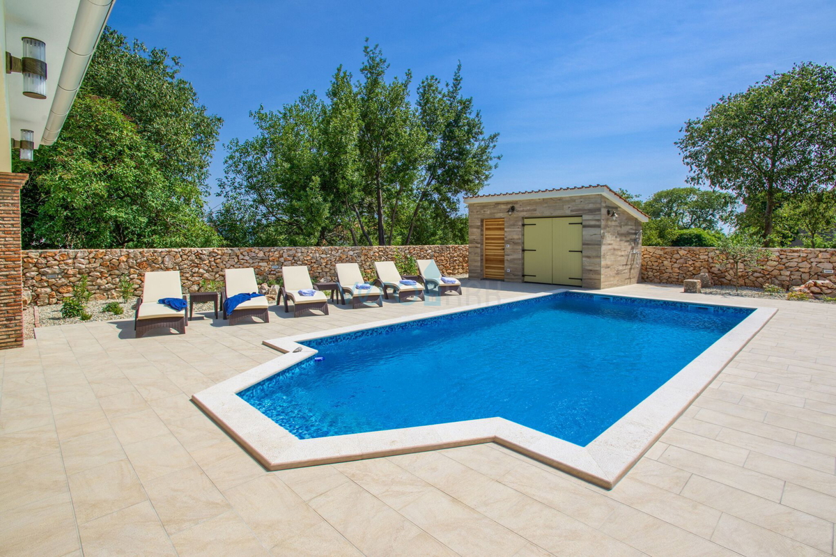 Isola di Krk, Vrbnik, zona più ampia - casa indipendente con piscina, giardino 700m2 in vendita