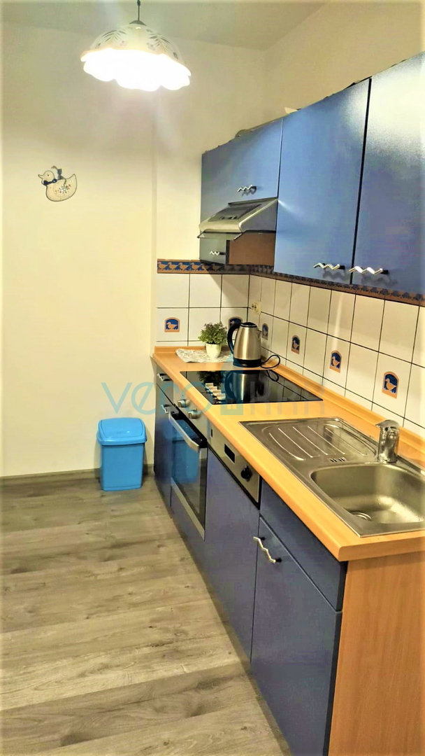 Novi Vinodolski - casa con 3 appartamenti a 200 m dal mare, in vendita