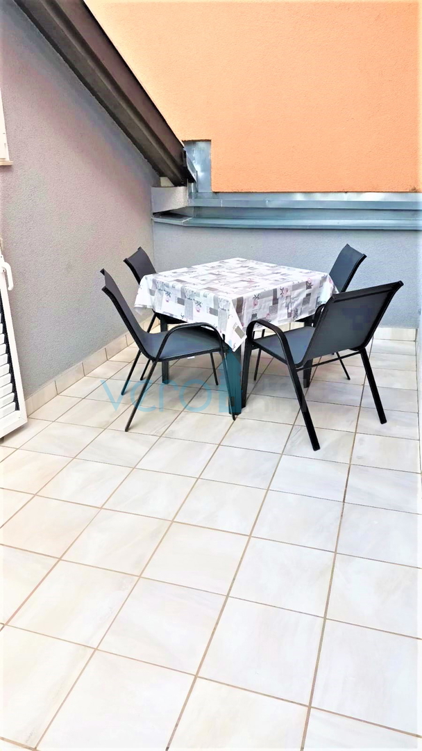 Novi Vinodolski - casa con 3 appartamenti a 200 m dal mare, in vendita