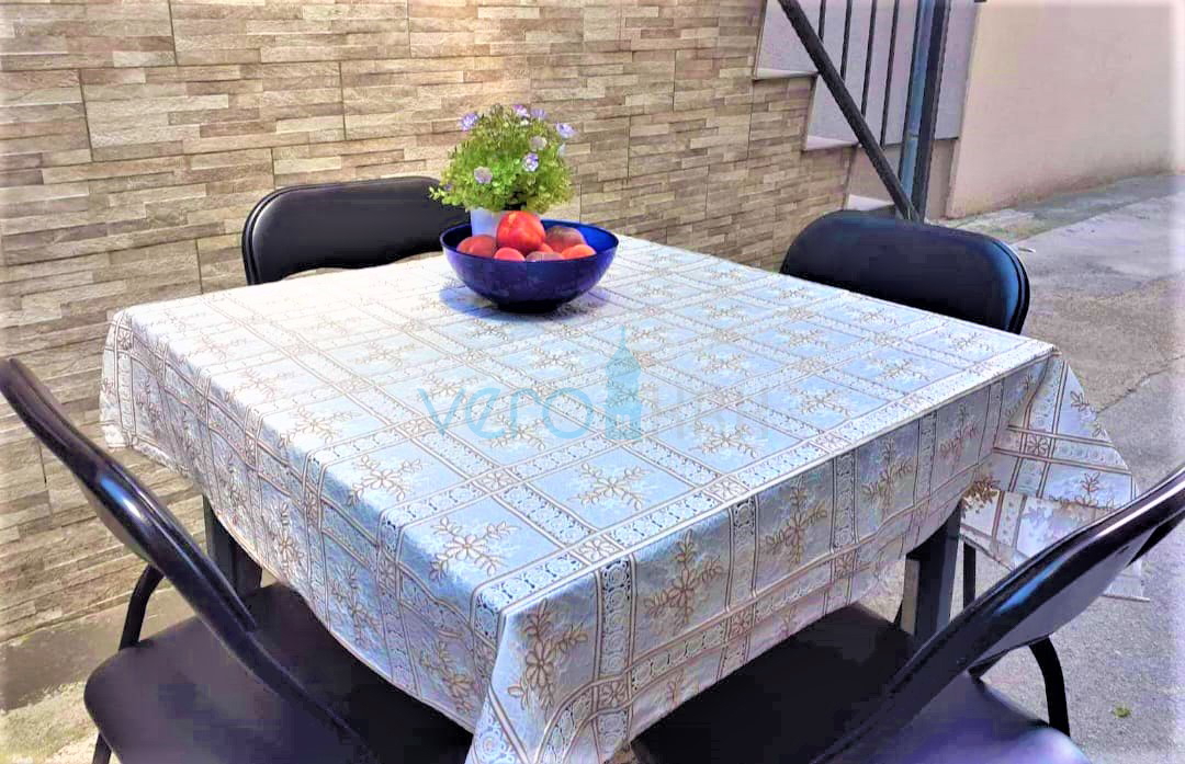 Novi Vinodolski - casa con 3 appartamenti a 200 m dal mare, in vendita