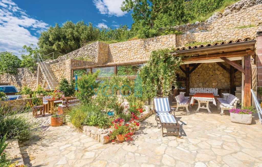 Isola di Krk, Stara Baška, casa indipendente, 4 appartamenti, vista sul mare aperto, in vendita