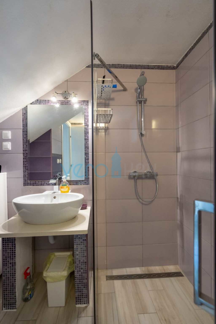 Isola di Krk, Stara Baška, casa indipendente, 4 appartamenti, vista sul mare aperto, in vendita