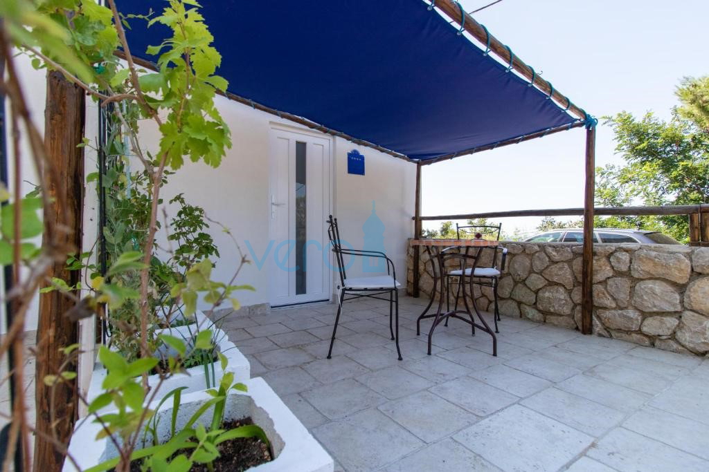 Isola di Krk, Stara Baška, casa indipendente, 4 appartamenti, vista sul mare aperto, in vendita