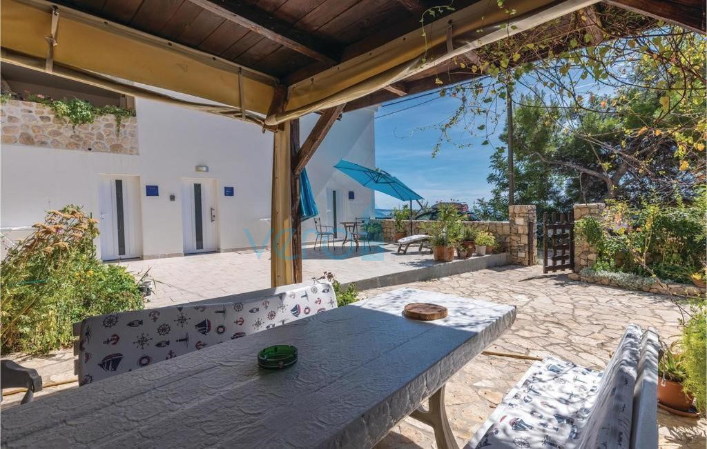 Isola di Krk, Stara Baška, casa indipendente, 4 appartamenti, vista sul mare aperto, in vendita