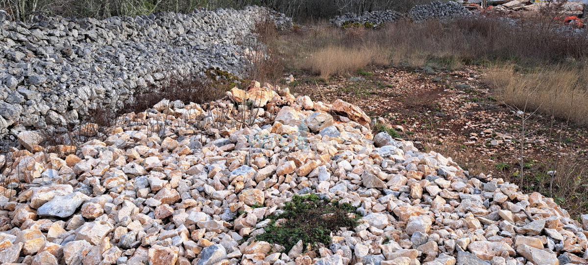 Malinska, terreno edificabile di 851 m2 con vista mare, in vendita