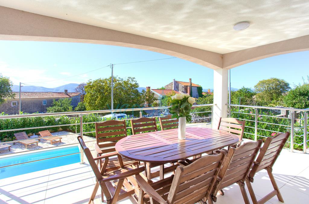 L&apos;isola di Krk, città di Krk, casa indipendente con piscina e vista mare