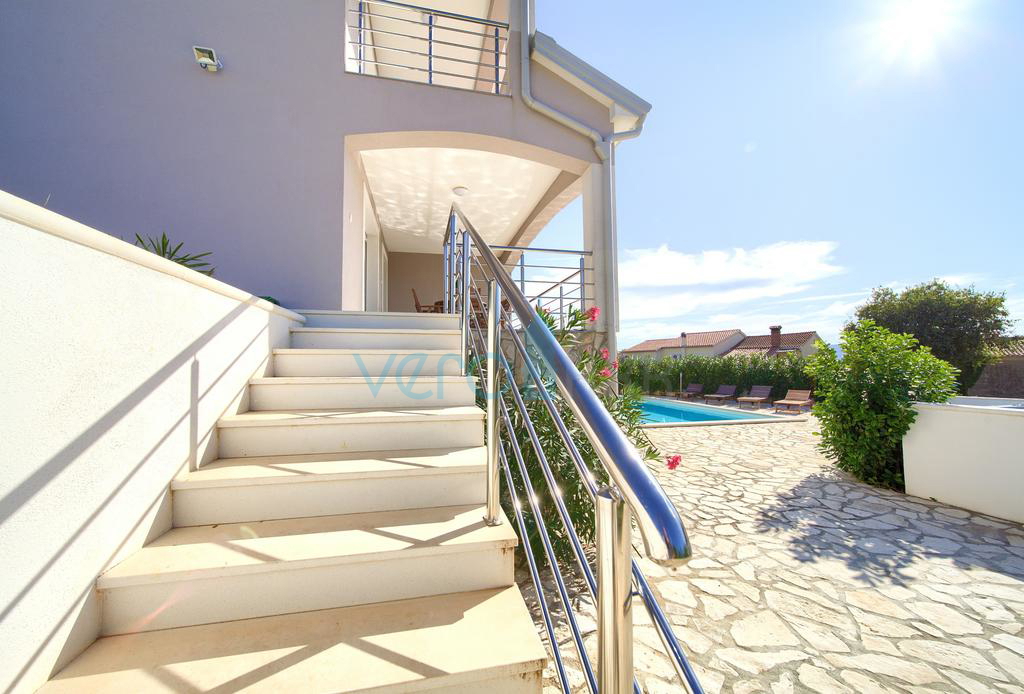 L&apos;isola di Krk, città di Krk, casa indipendente con piscina e vista mare