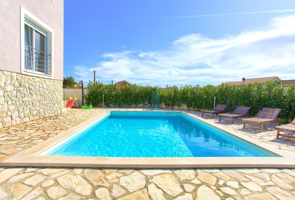 L&apos;isola di Krk, città di Krk, casa indipendente con piscina e vista mare
