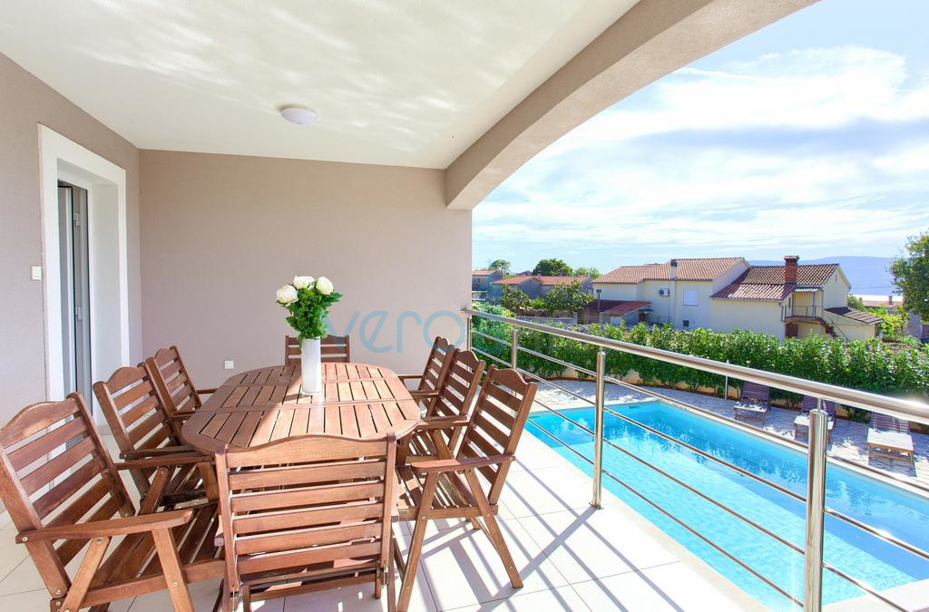 L&apos;isola di Krk, città di Krk, casa indipendente con piscina e vista mare