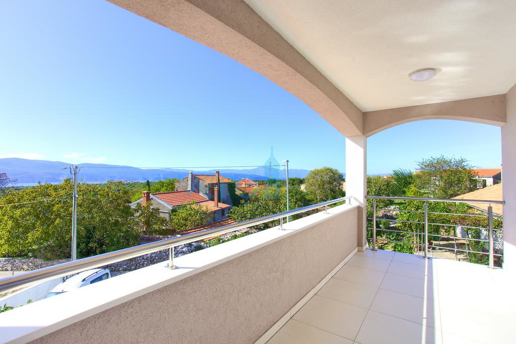 L&apos;isola di Krk, città di Krk, casa indipendente con piscina e vista mare