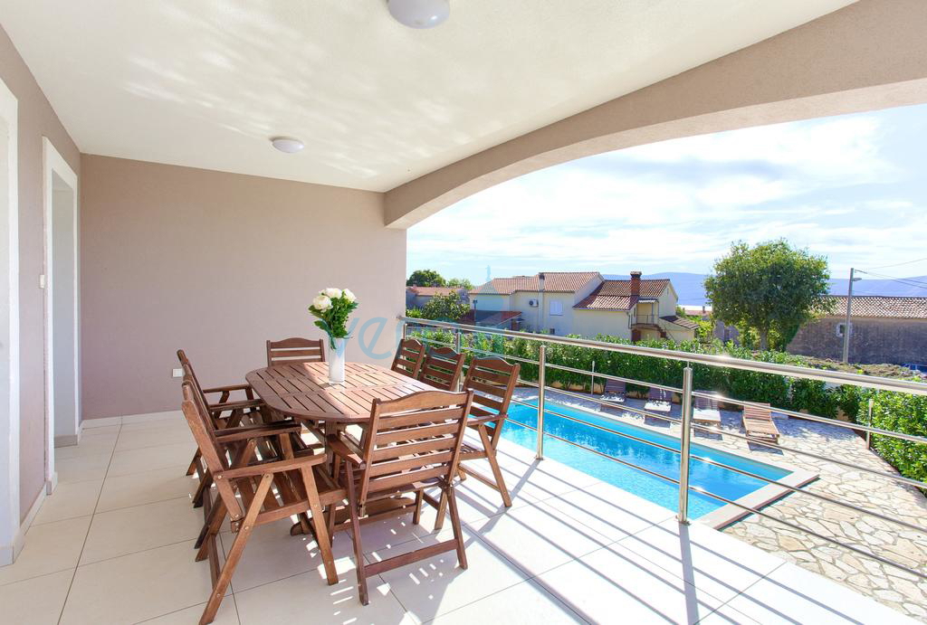 L&apos;isola di Krk, città di Krk, casa indipendente con piscina e vista mare
