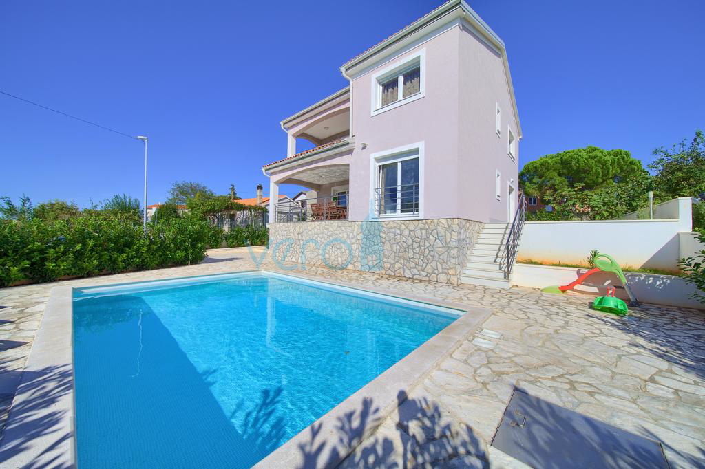 L&apos;isola di Krk, città di Krk, casa indipendente con piscina e vista mare