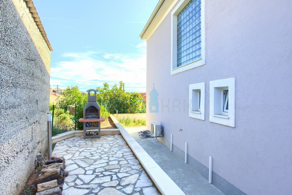 L&apos;isola di Krk, città di Krk, casa indipendente con piscina e vista mare