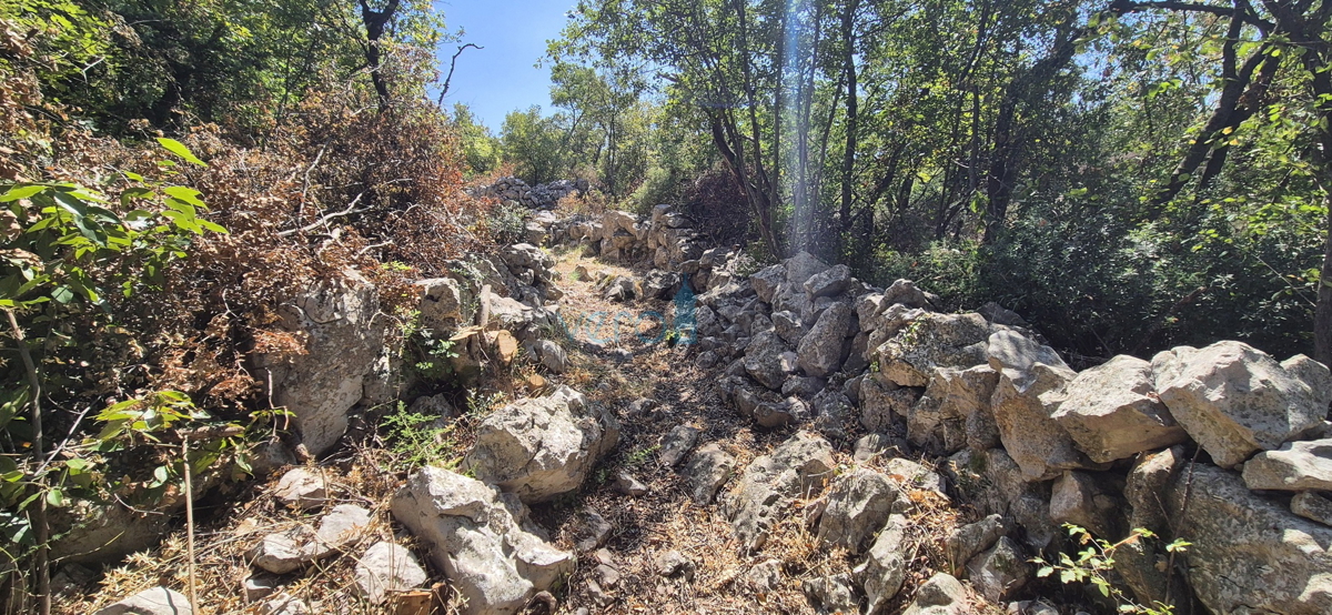 Isola di Krk, Omišalj, Terreno 821 m2 vicino al centro della città, vendita