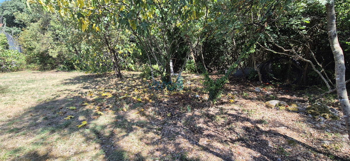 Isola di Krk, Omišalj, Terreno 821 m2 vicino al centro della città, vendita