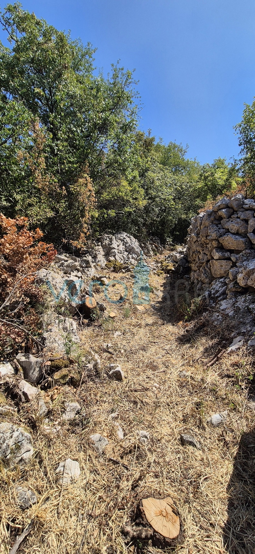 Isola di Krk, Omišalj, Terreno 821 m2 vicino al centro della città, vendita
