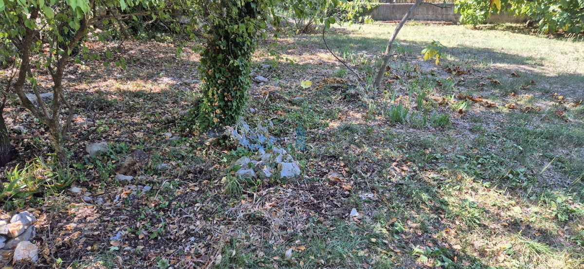 Isola di Krk, Omišalj, Terreno 821 m2 vicino al centro della città, vendita