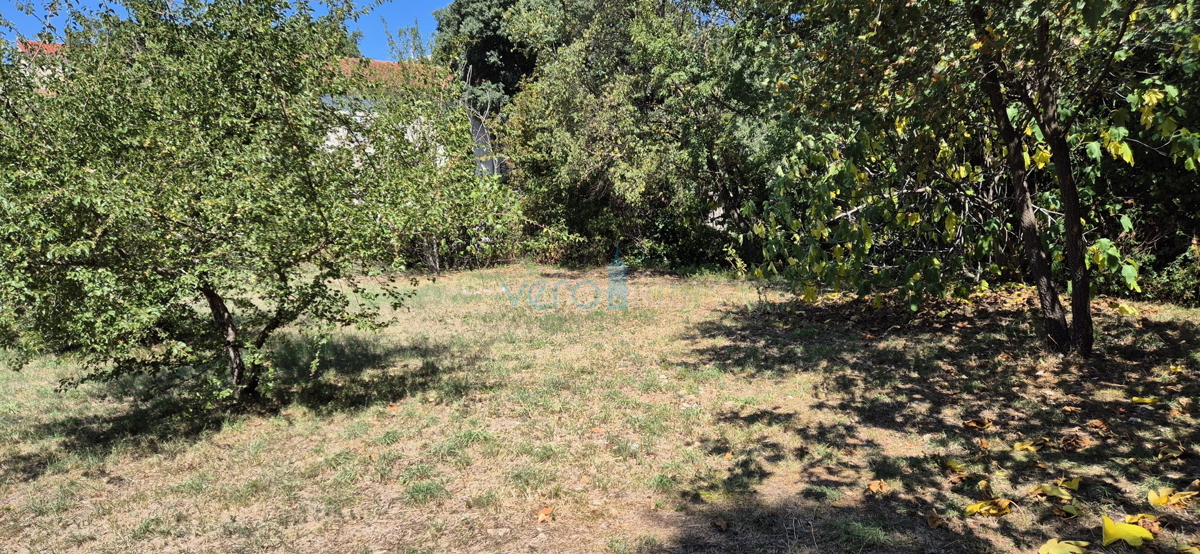 Isola di Krk, Omišalj, Terreno 821 m2 vicino al centro della città, vendita