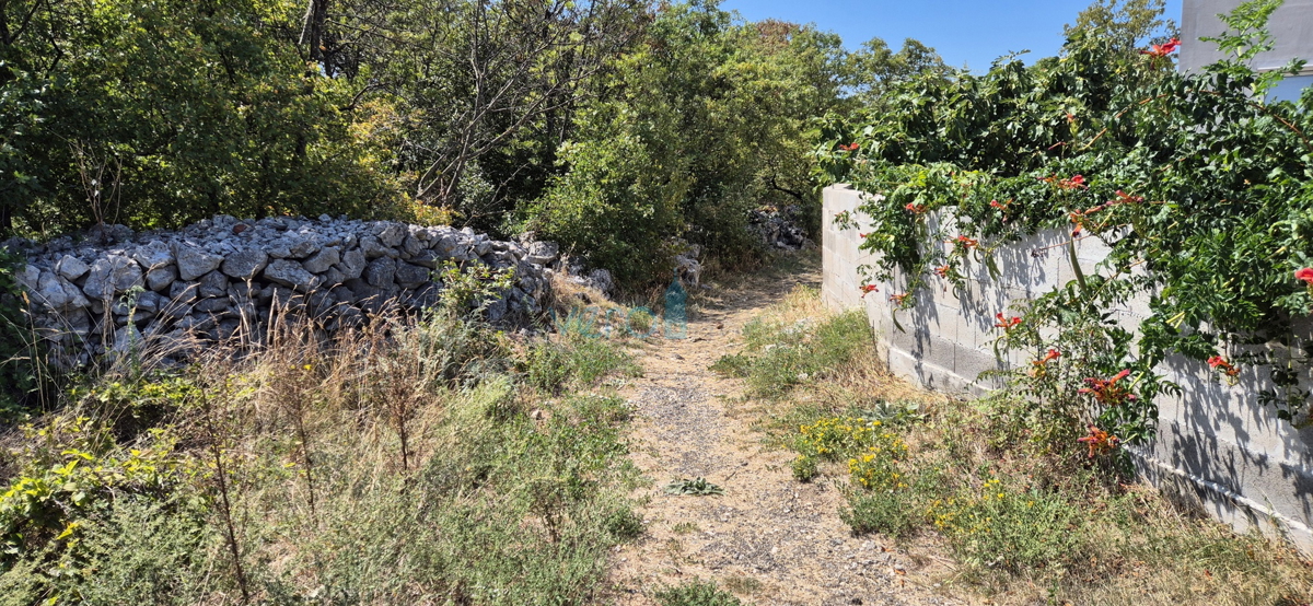 Isola di Krk, Omišalj, Terreno 821 m2 vicino al centro della città, vendita