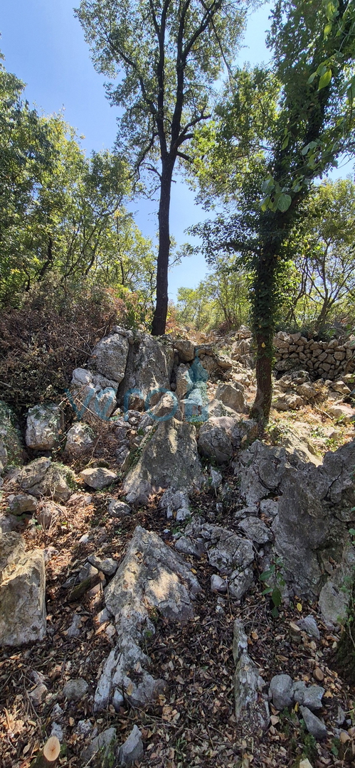 Isola di Krk, Omišalj, Terreno 821 m2 vicino al centro della città, vendita