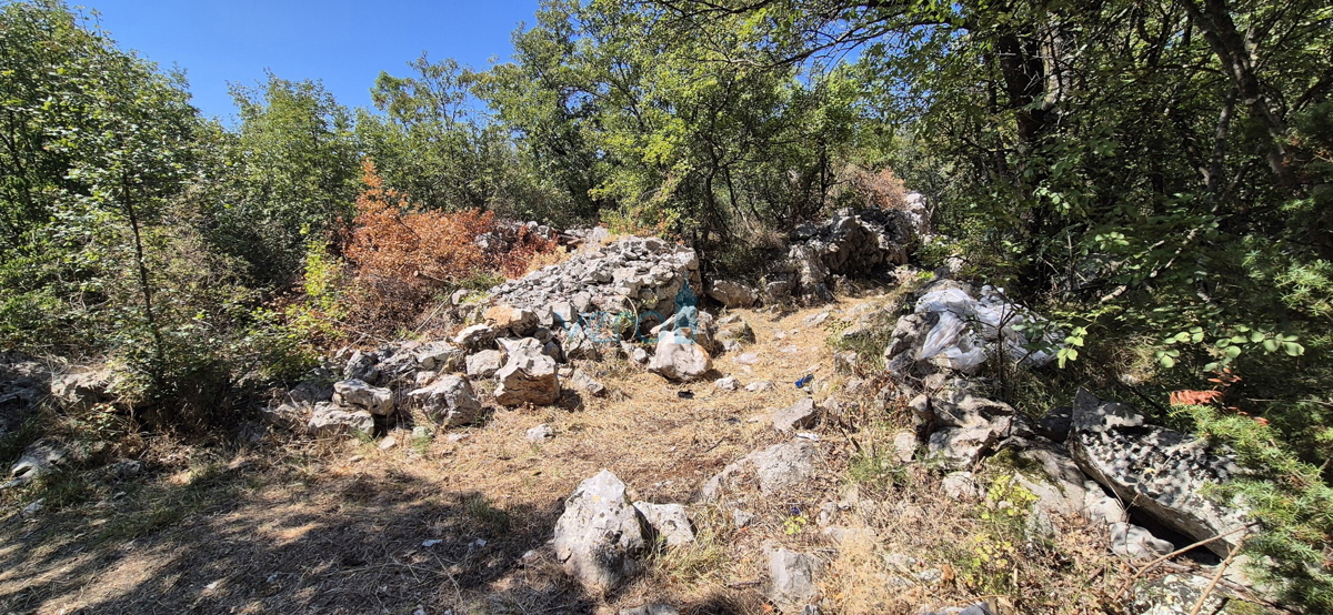 Isola di Krk, Omišalj, Terreno 821 m2 vicino al centro della città, vendita
