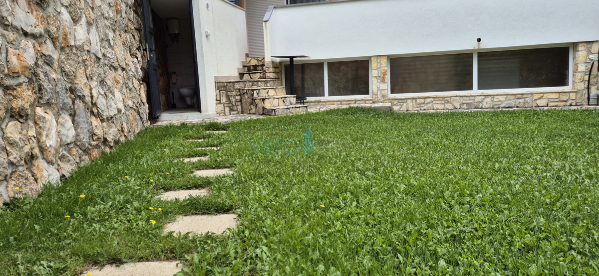 Città di Krk, appartamento bilocale al piano terra, giardino di 103 m2, in vendita