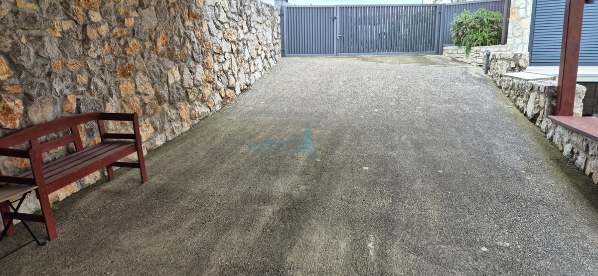 Città di Krk, appartamento bilocale al piano terra, giardino di 103 m2, in vendita