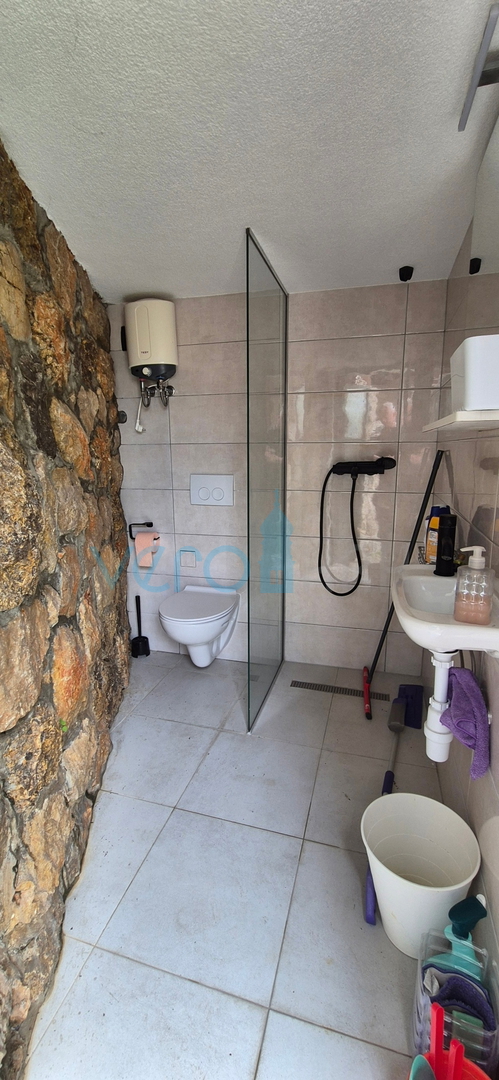 Città di Krk, appartamento bilocale al piano terra, giardino di 103 m2, in vendita